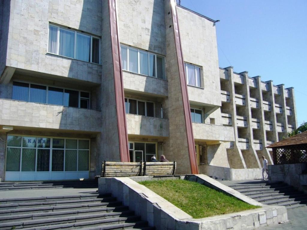 Hotel Profspilkovyi Lutsk Exterior photo
