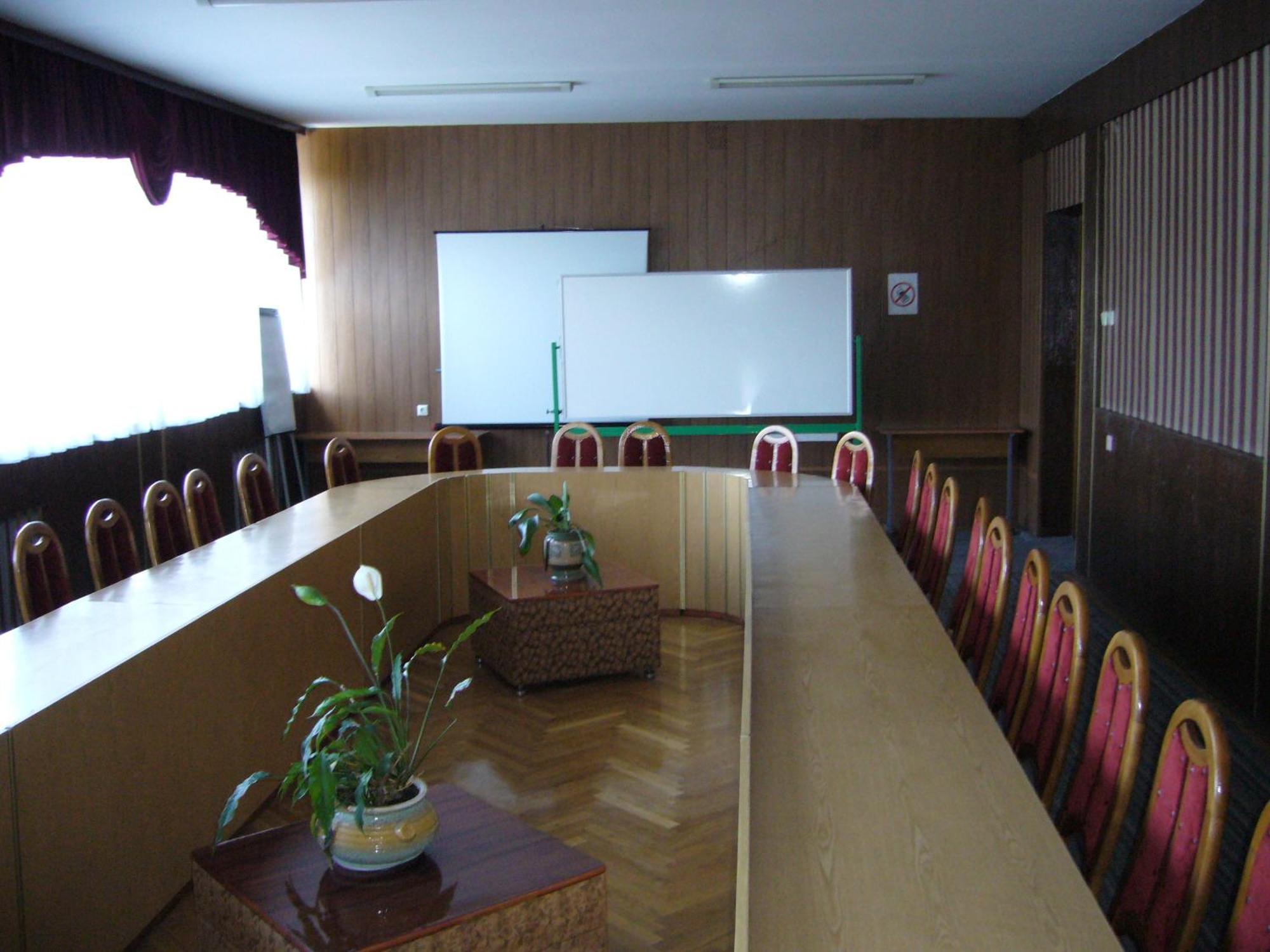 Hotel Profspilkovyi Lutsk Exterior photo
