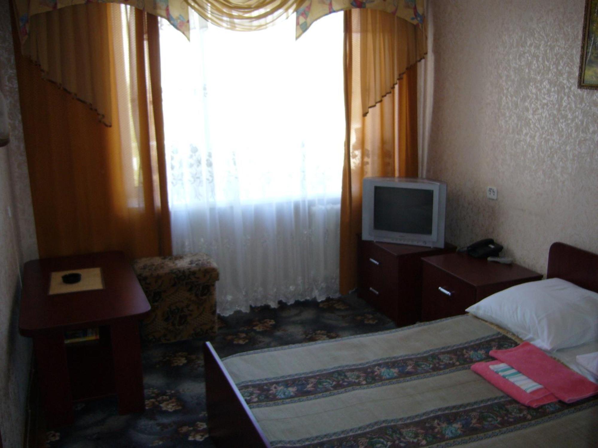 Hotel Profspilkovyi Lutsk Exterior photo